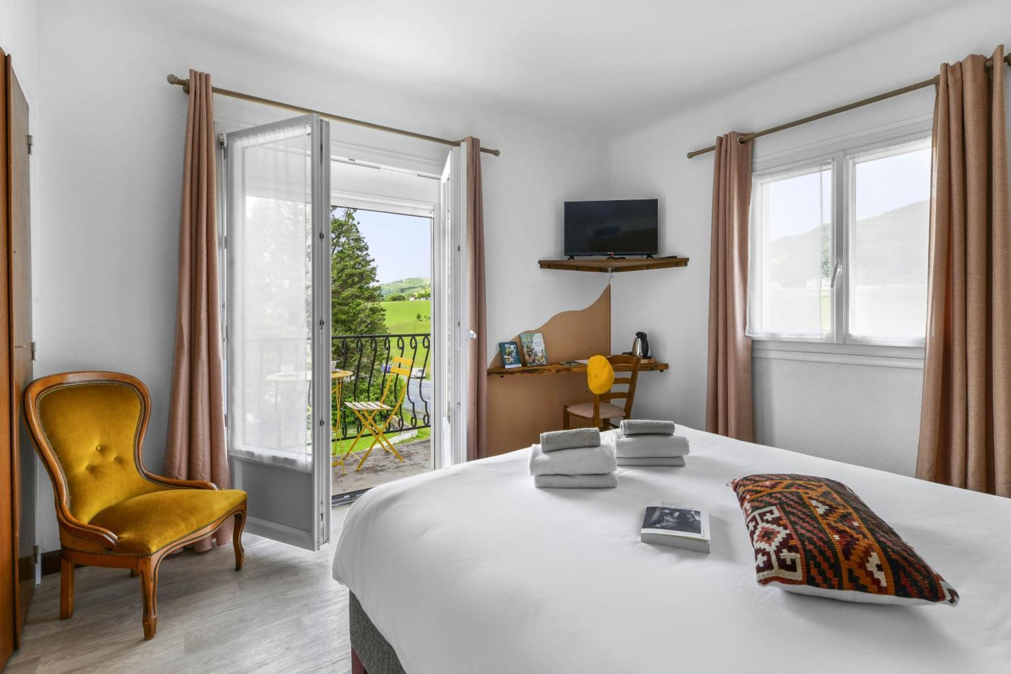 Logis Hotel Restaurant Espelletenia Larceveau-Arros-Cibits Bagian luar foto